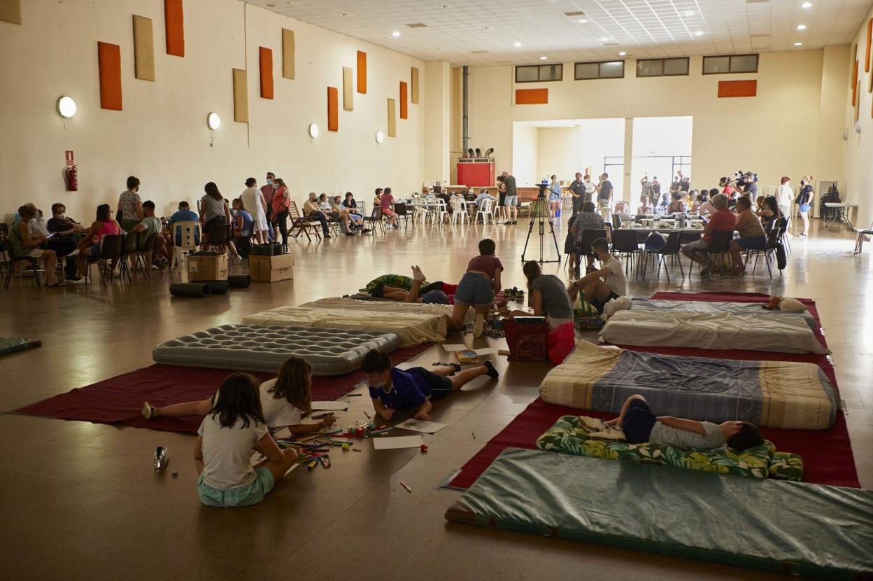 t Solidaridad en Soneja. Vecinos de Azuébar en el salón de actos habilitado en Soneja para que descansaran. iván arlandis