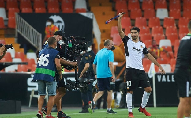 Carlos Soler muestra su medalla de plata lograda en los Juegos de Tokio. 