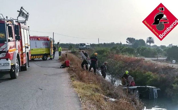 Intervención de los bomberos en el rescate. 