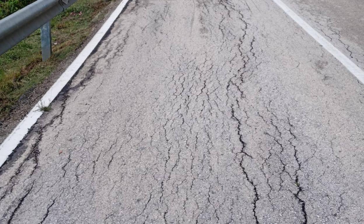 El mal estado que presenta la carretera que une Bolulla y Tàrbena. 