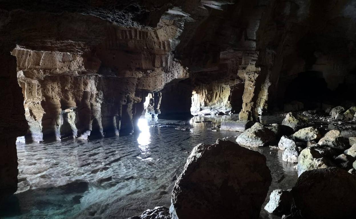 La Cova Tallada de Xàbia, un paraje al que se accede por tierra a través de una senda de Dénia o por mar. 