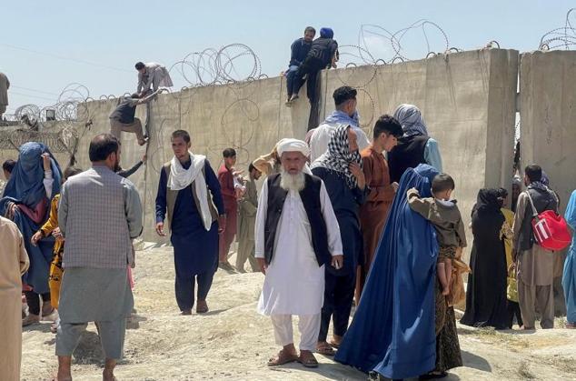 Los afganos se agolpan en el aeropuerto mientras esperan salir de Kabul 