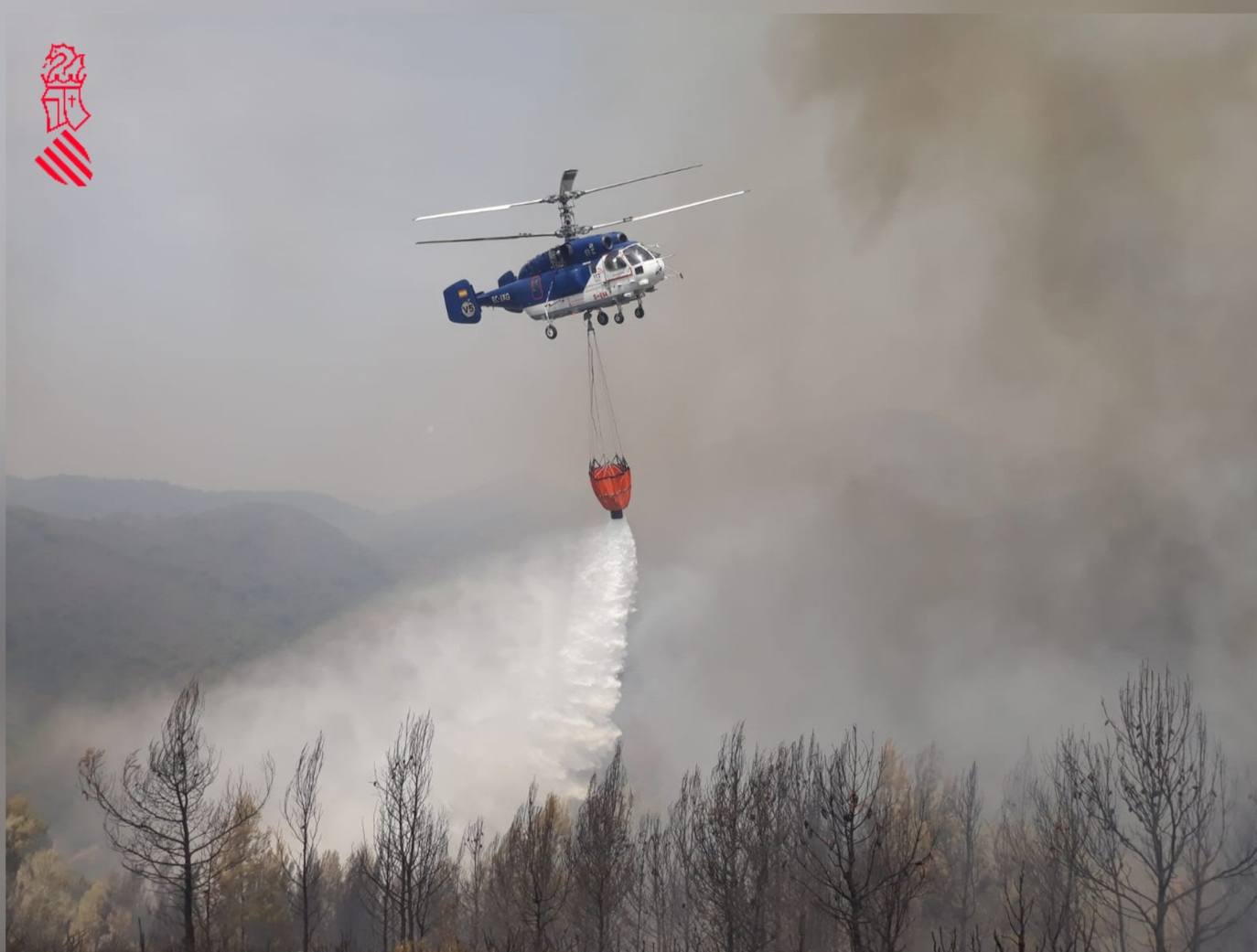 Un incendio afecta a la localidad castellonense de Azuébar desde última hora de la tare del sábado. Los efectivos trabajan para sofocar las llamas y los vecinos del municipio han sido desalojados por precaución.