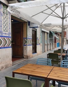 Imagen secundaria 2 - Arriba, terraza de la Taska La Reina y entrada principal. Abajo a la izquierda, fachada del restaurante. Abajo a la derecha, mesas de la terraza de la Taska La Reina. 