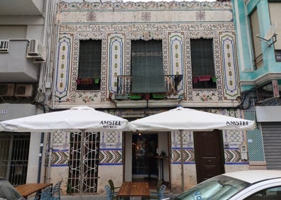 Imagen secundaria 1 - Arriba, terraza de la Taska La Reina y entrada principal. Abajo a la izquierda, fachada del restaurante. Abajo a la derecha, mesas de la terraza de la Taska La Reina. 