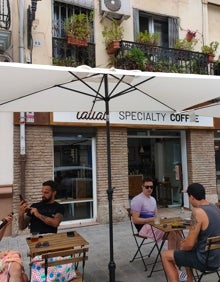 Imagen secundaria 2 - Arriba, la terraza del Tallat Specialty Coffee. Abajo a la izquierda, bicicleta que utilizan en la cafetería para repartir los pedidos. Abajo a la izquierda, la terraza del Tallat. 