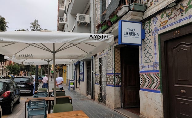 Imagen principal - Arriba, terraza de la Taska La Reina y entrada principal. Abajo a la izquierda, fachada del restaurante. Abajo a la derecha, mesas de la terraza de la Taska La Reina. 