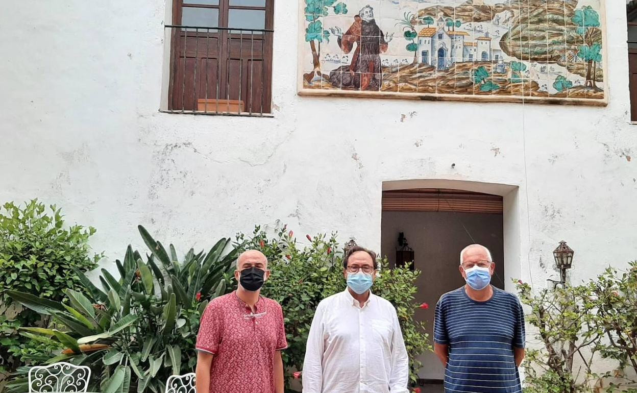 Javier Scotto, Vicent Soler y Vicent Grimalt, junto a los azulejos del convento en los que aparece la figura del Pare Pere. 