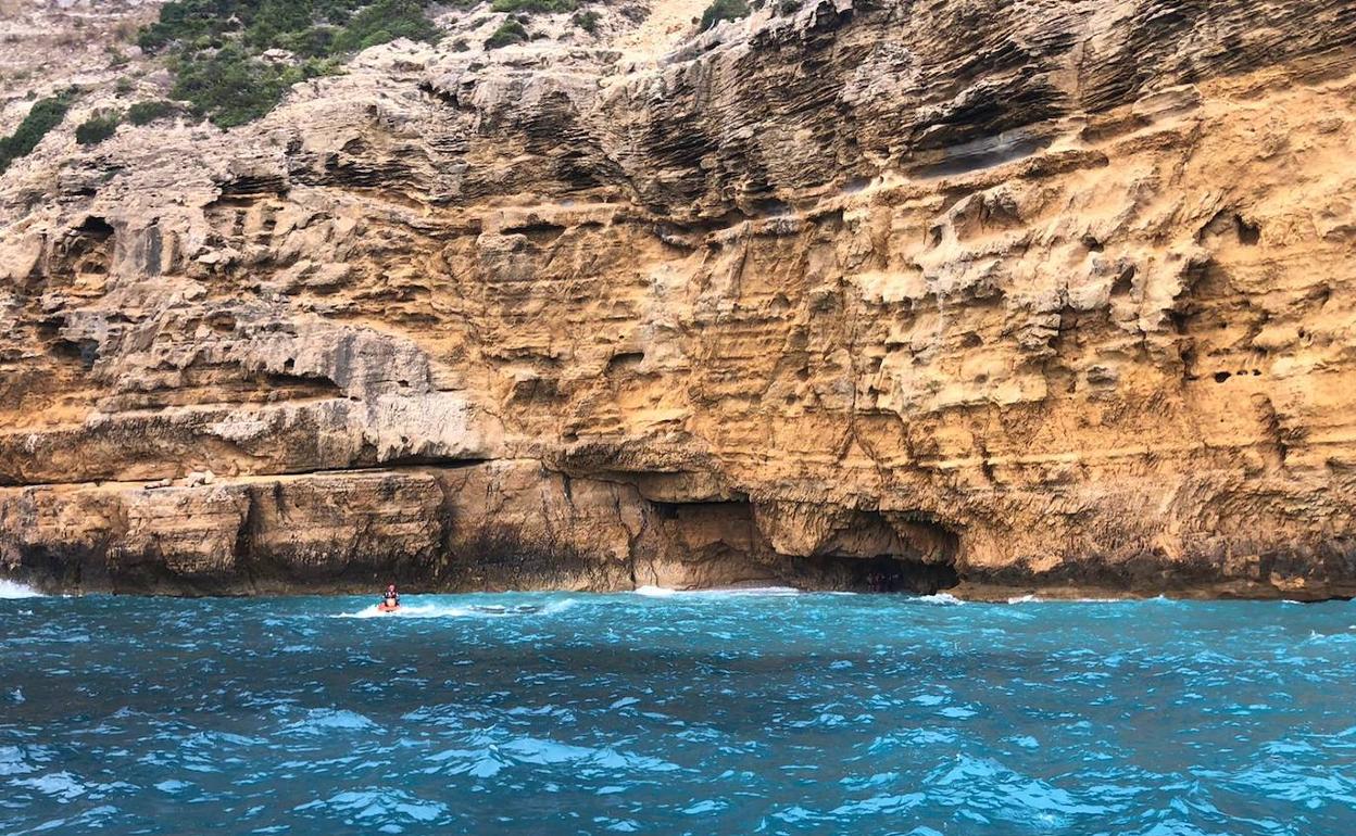 La cueva de Xàbia en la que se cobijaron los dos piragüistas. 