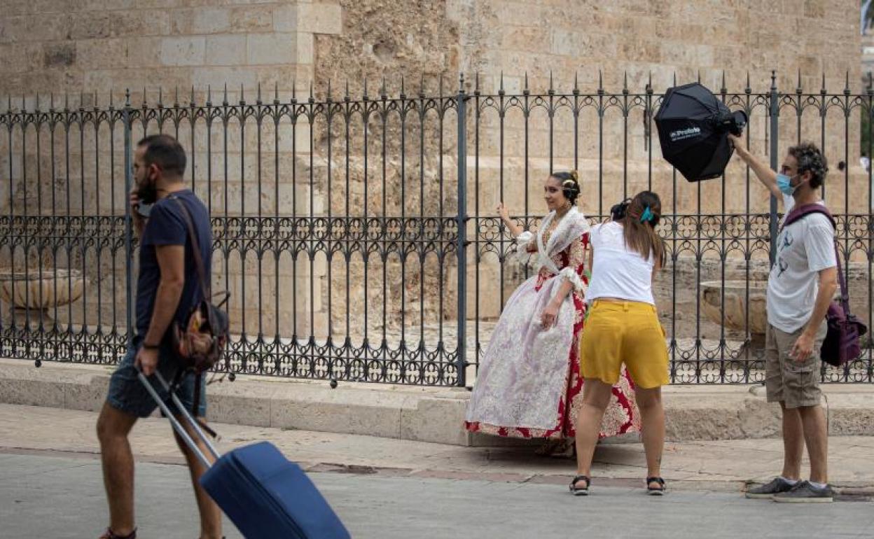 Una fallera en el centro de Valencia. 