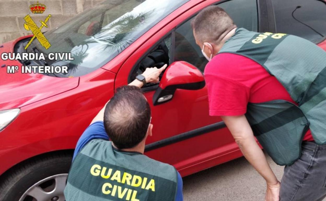 El detenido abandonó el coche en una zona próxima y se entregó a la Guardia Civil. 