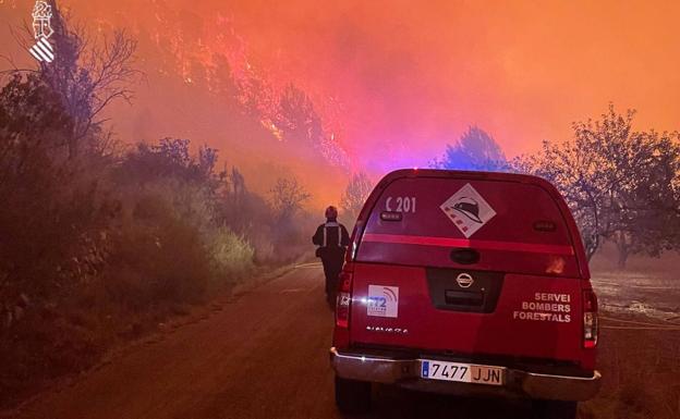 Los bomberos extinguen las llamas en un incendio este lunes.