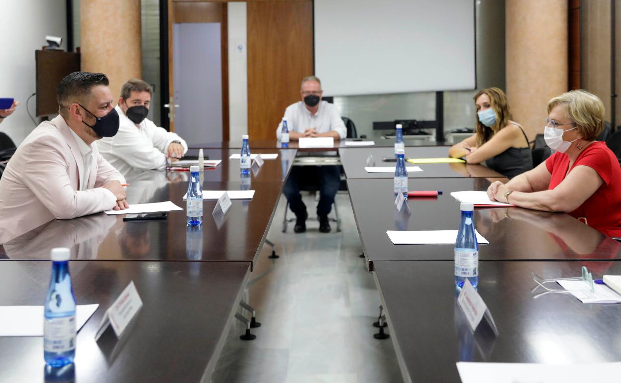 Reunión entre la Conselleria de Sanidad y el Ayuntamiento para abordar los actos falleros durante la pandemia / 