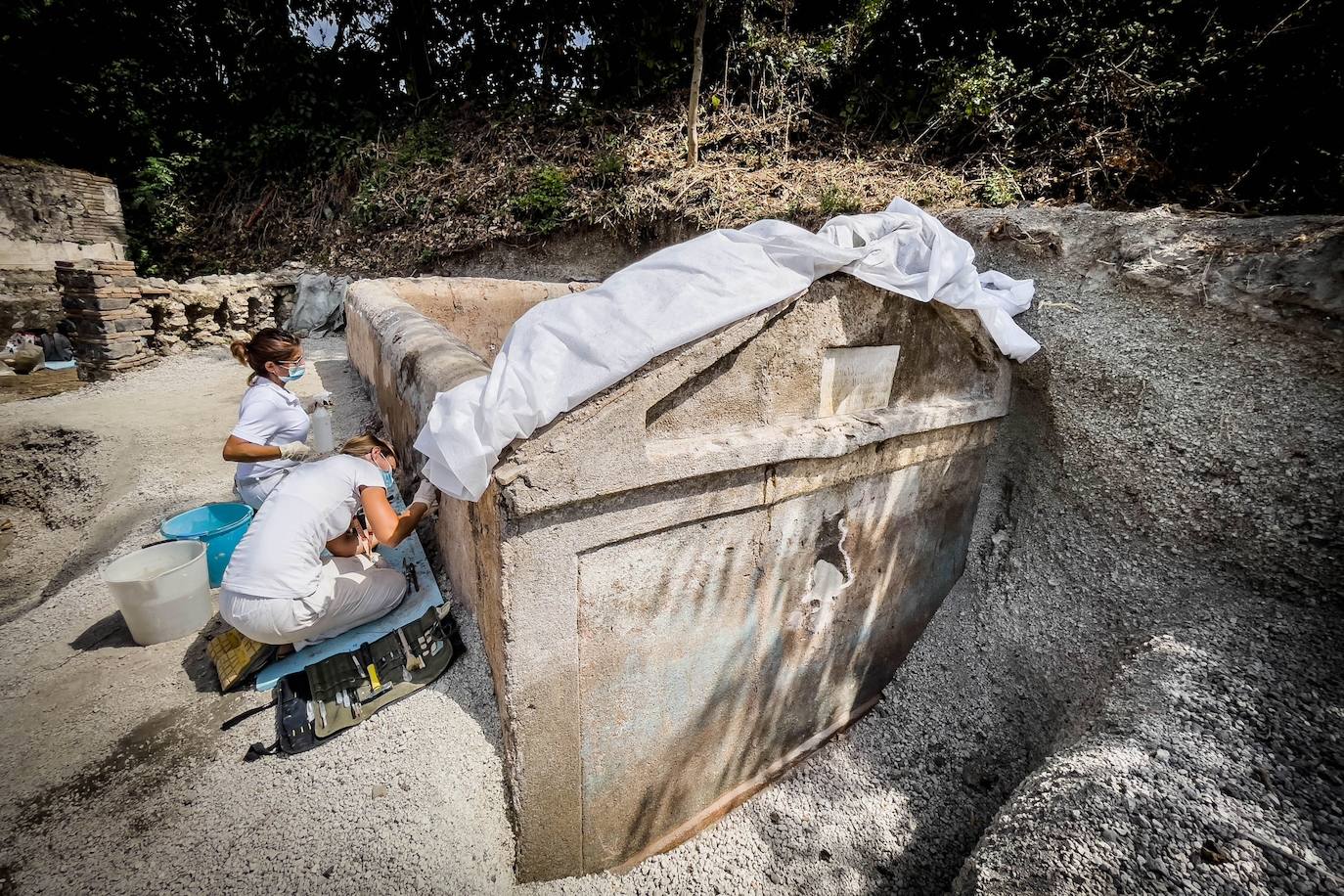 Un equipo de investigadores de la Universitat de Valencia descubre el peculiar enterramiento de un liberto en la antigua ciudad romana destruida por el Vesubio