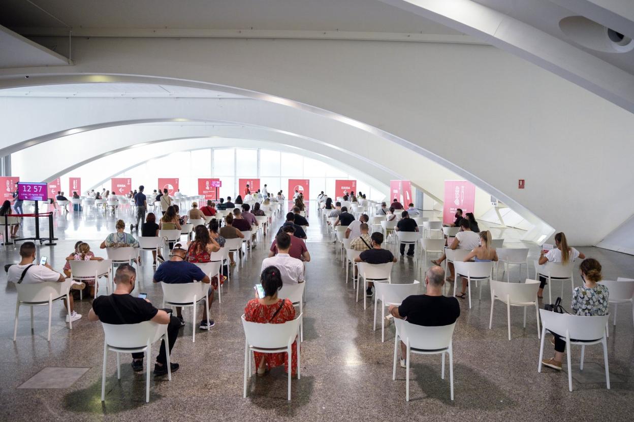 Decenas de jóvenes, tras ser vacunados en el Museu de les Ciències en Valencia. jorge gil/europa press