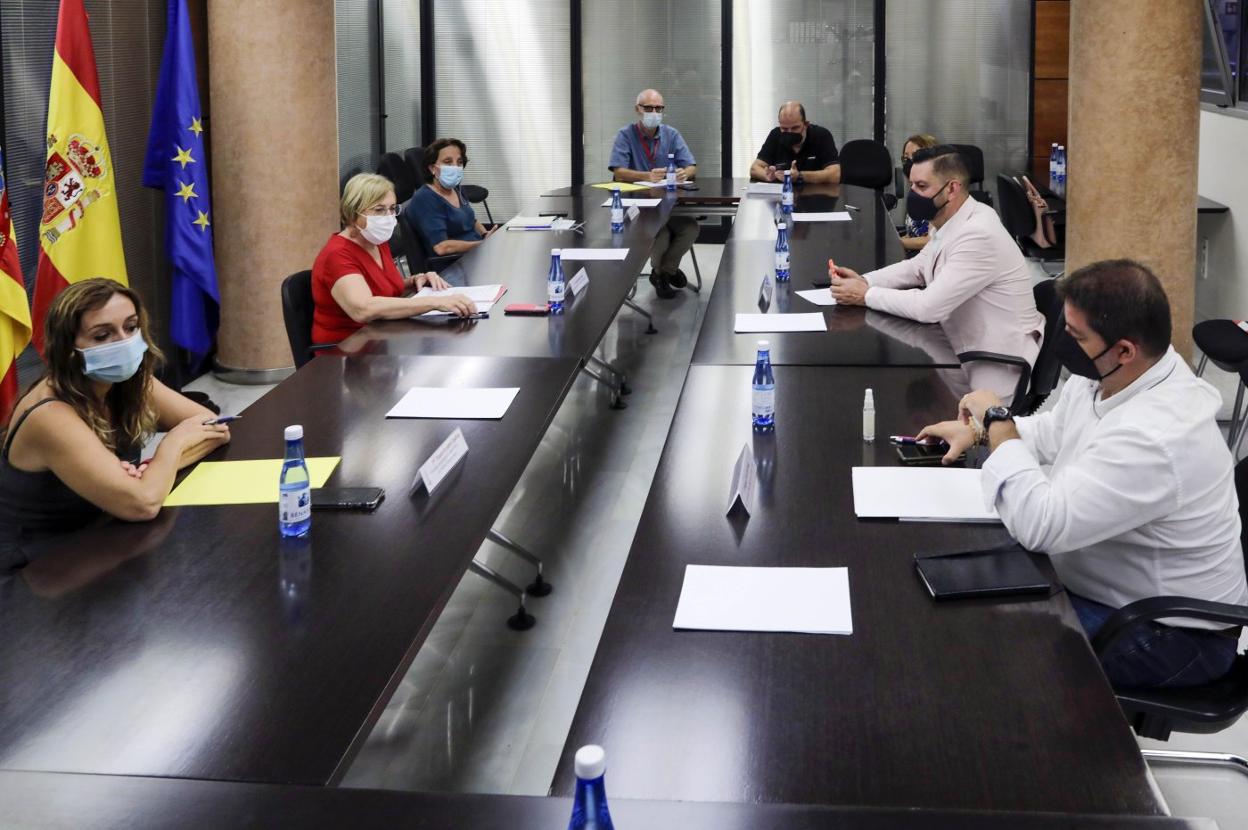 Reunión ayer en la sede de la Conselleria de Sanidad. irene marsilla