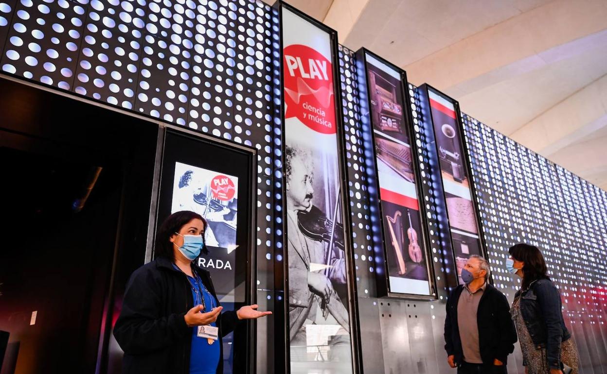 Visita guiada de la exposición 'Play. Ciencia y música'. 