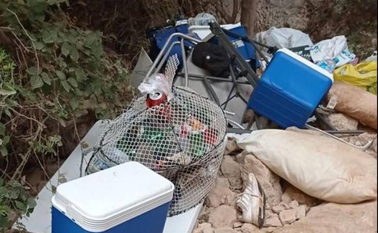 Basura abandonada en el barranco de la cala dels Testos. 