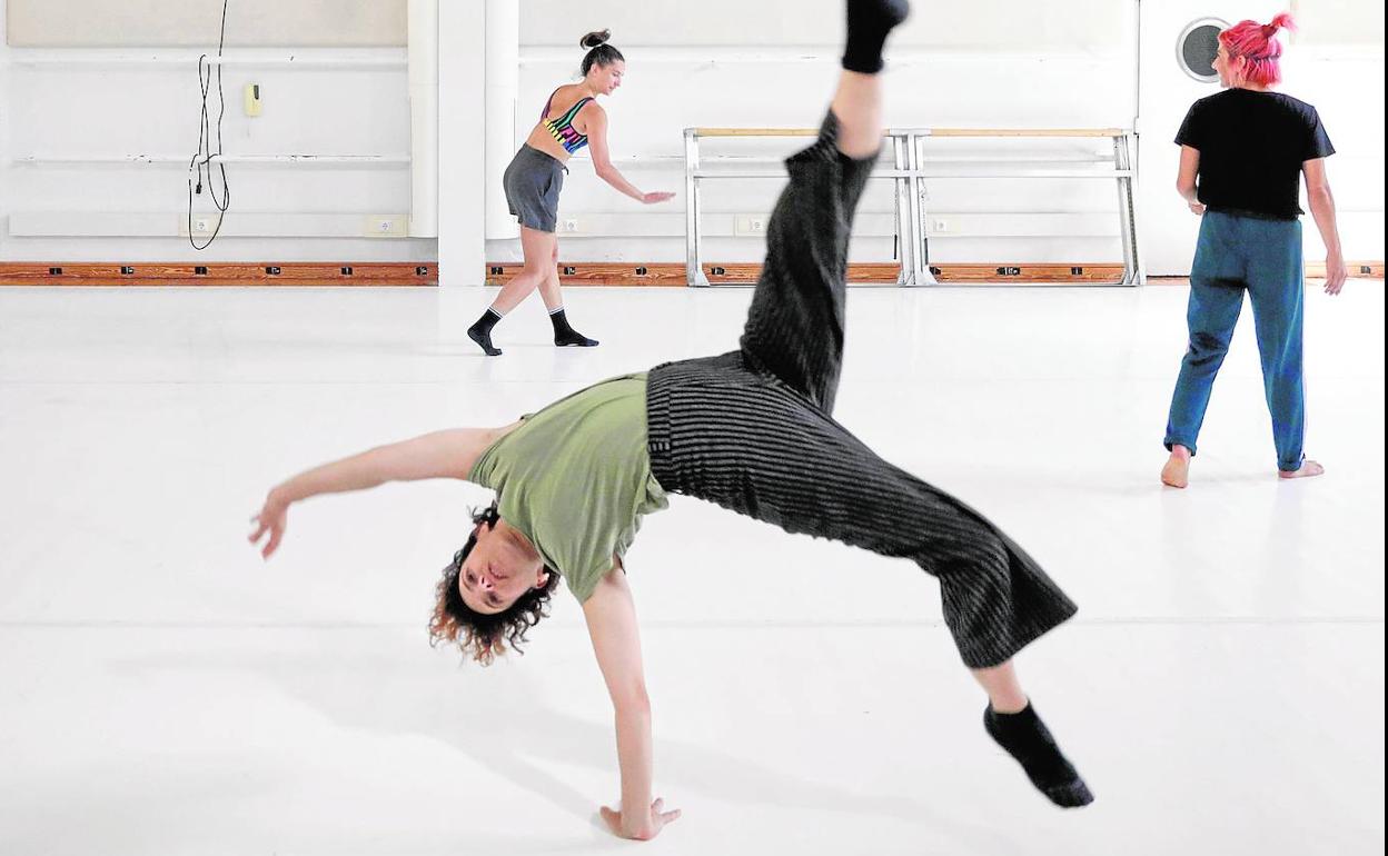 Bailarinas de 'Femme de Crobatie & Creat' en una de las salas del Espai la Granja. 