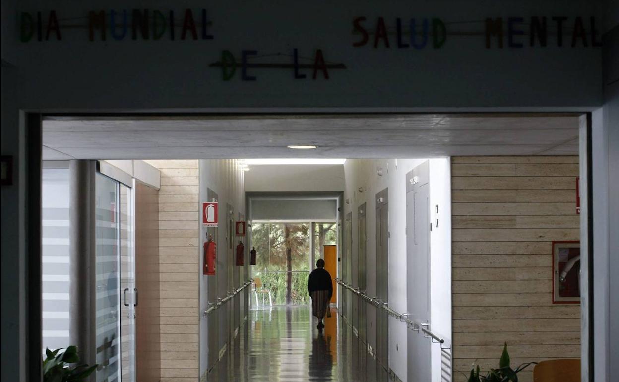 Una mujer en el pasillo de un centro de salud mental de la Comunitat.