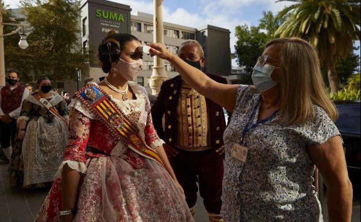 Falleros con mascarilla en un acto en Valencia.