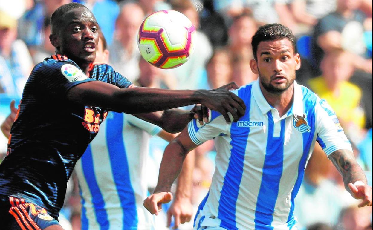 Diakhaby pugna con Willian José en el partido disputado en Anoeta