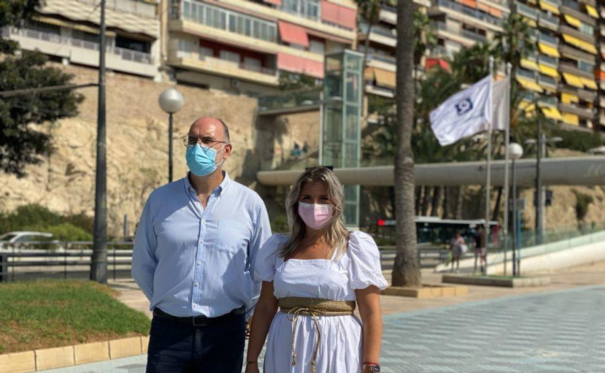 Los concejales Manuel Villar y Mª Carmen Sánchez posan junto a la bandera 'Q', este jueves. 