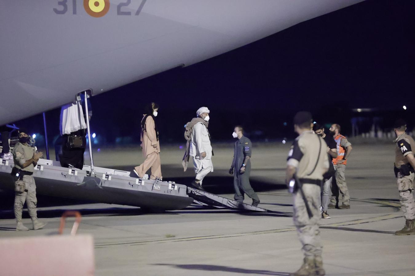 Los pasajeros del avión A400 desembarcan tras el aterrizaje en Torrejón. 