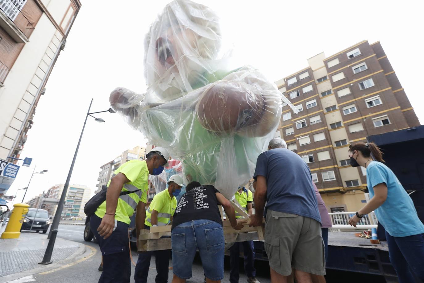 Fotos: Los primeros ninots salen de Fira Valencia para la Plantà de las Fallas