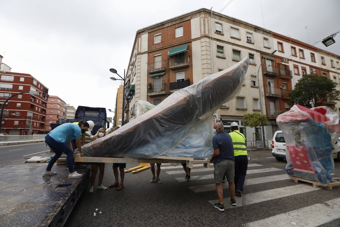 Fotos: Los primeros ninots salen de Fira Valencia para la Plantà de las Fallas