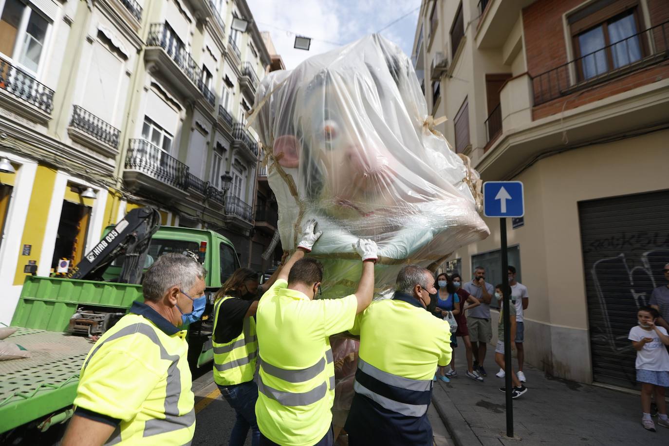 Fotos: Los primeros ninots salen de Fira Valencia para la Plantà de las Fallas