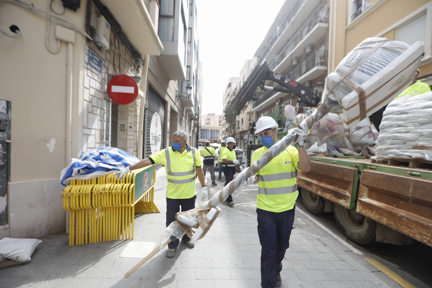 Fotos: Los primeros ninots salen de Fira Valencia para la Plantà de las Fallas