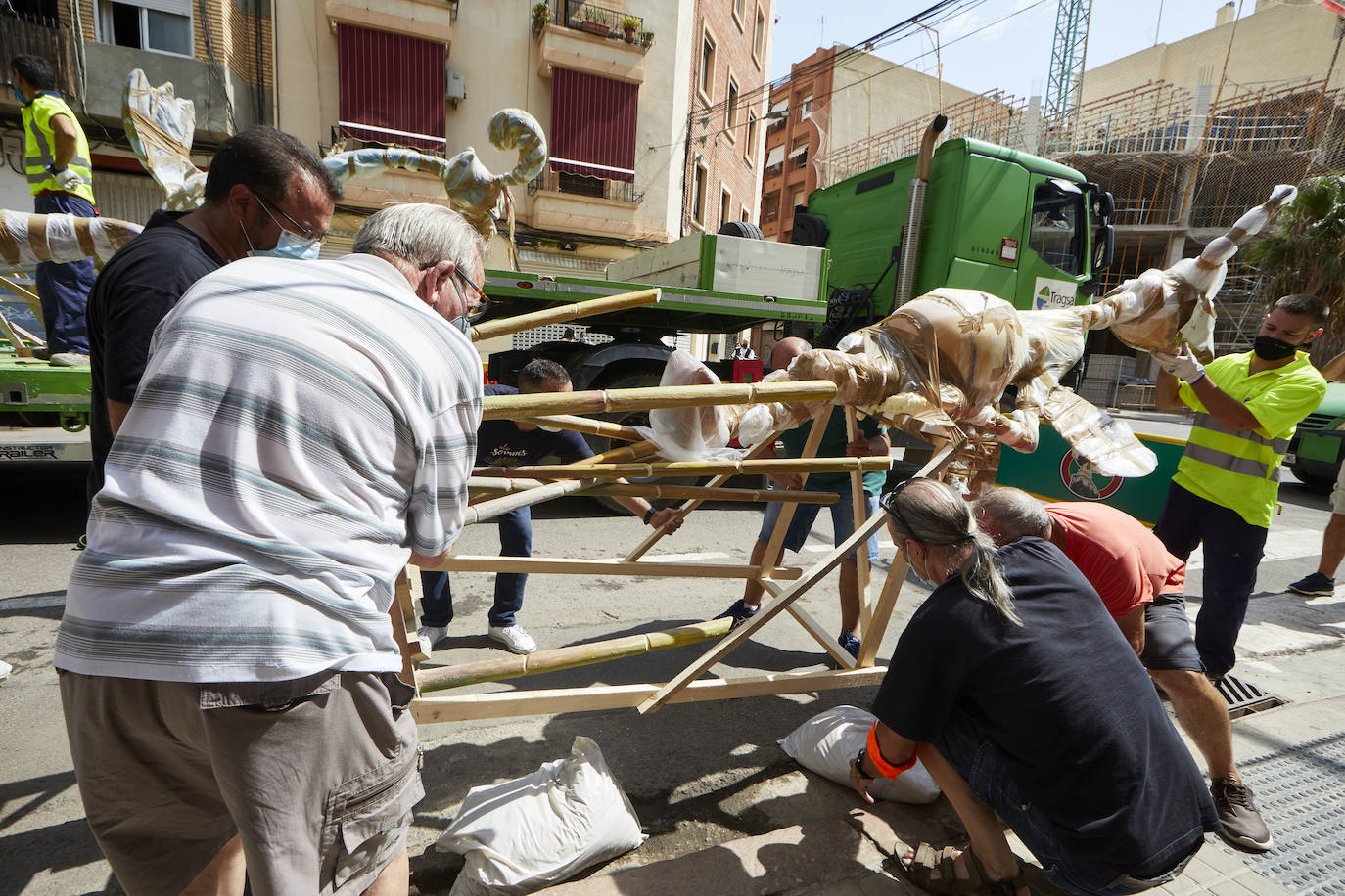 Fotos: Los primeros ninots salen de Fira Valencia para la Plantà de las Fallas