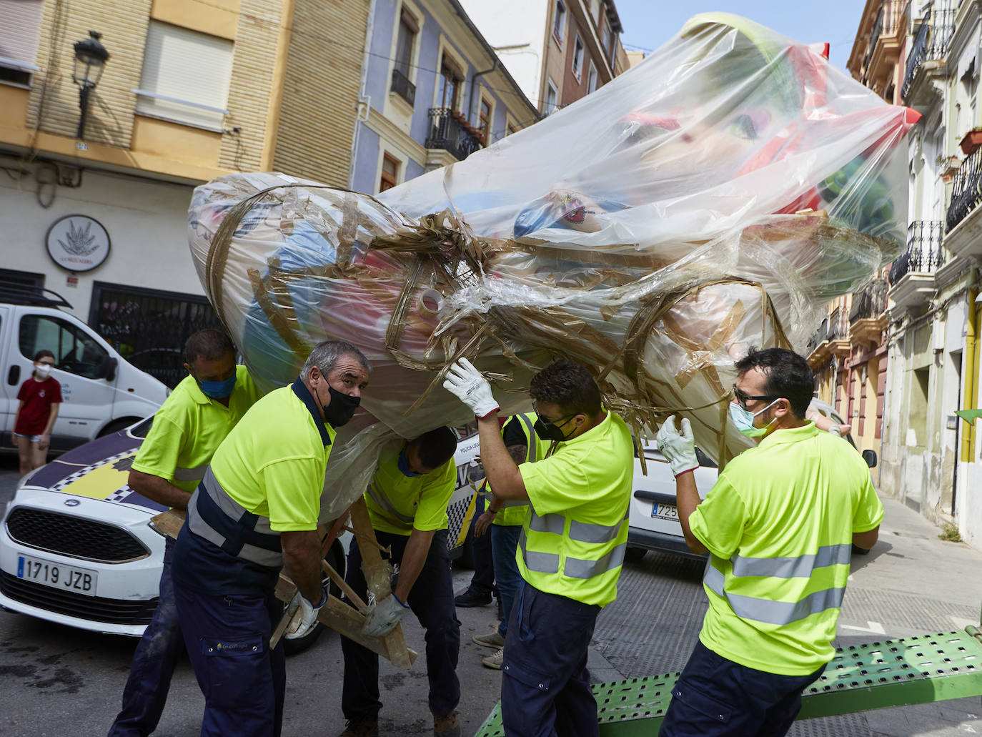 Fotos: Los primeros ninots salen de Fira Valencia para la Plantà de las Fallas