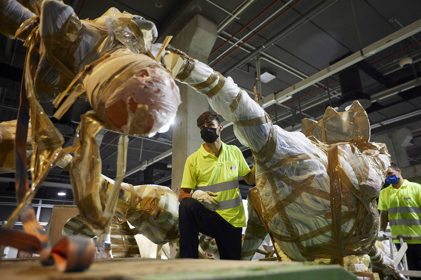 Fotos: Los primeros ninots salen de Fira Valencia para la Plantà de las Fallas