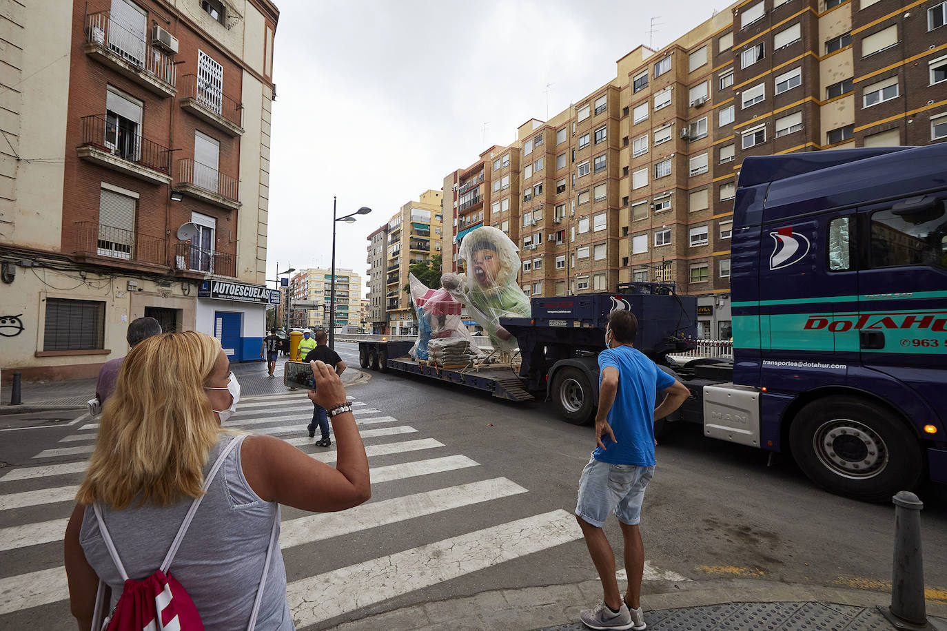 Fotos: Los primeros ninots salen de Fira Valencia para la Plantà de las Fallas