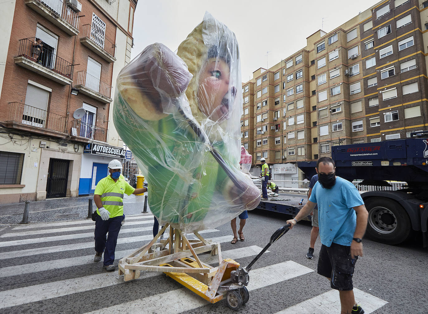 Fotos: Los primeros ninots salen de Fira Valencia para la Plantà de las Fallas