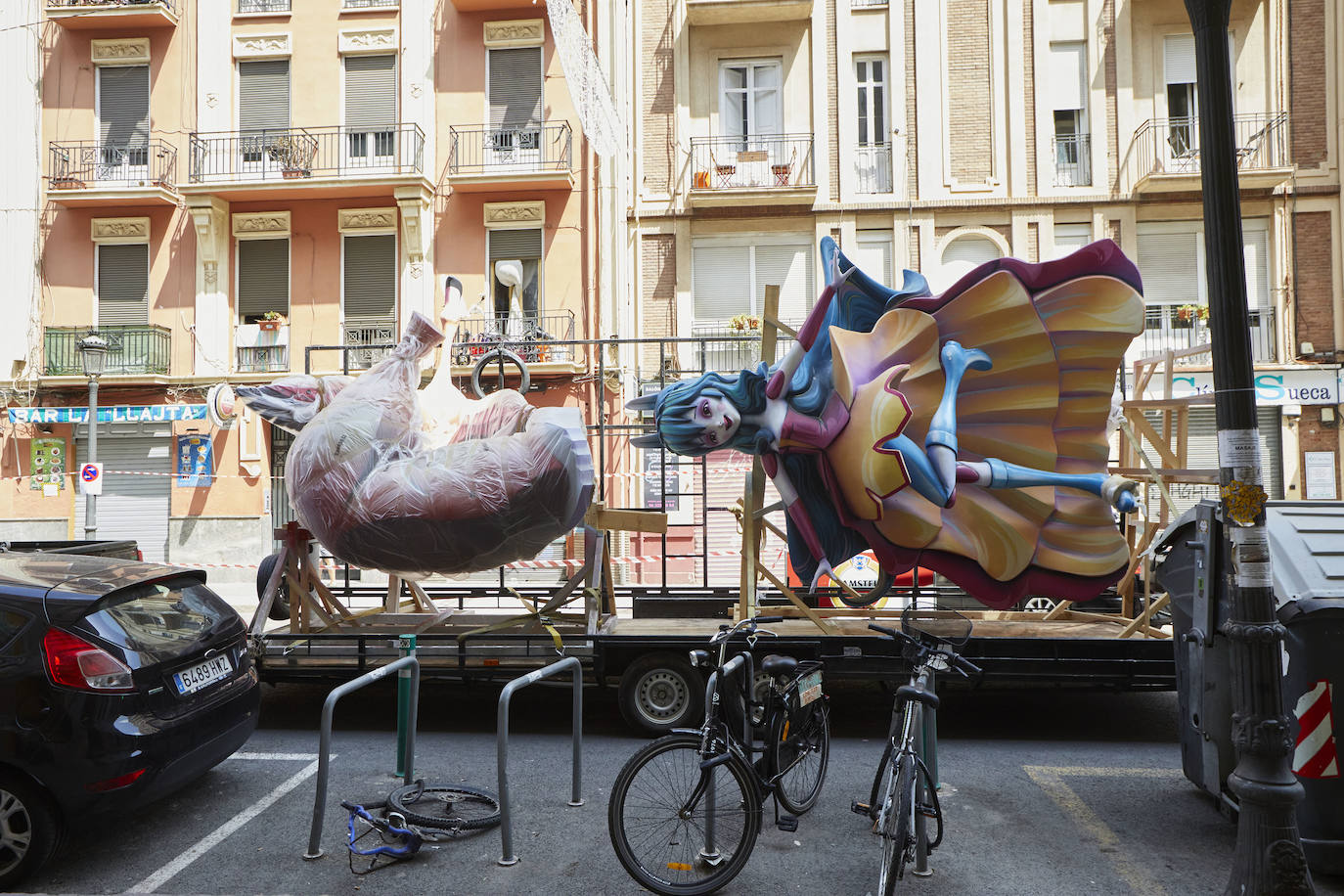 Los ninots empiezan a salir de Feria Valencia y de los talleres de los artistas para llenar de color la ciudad de Valencia en pleno verano