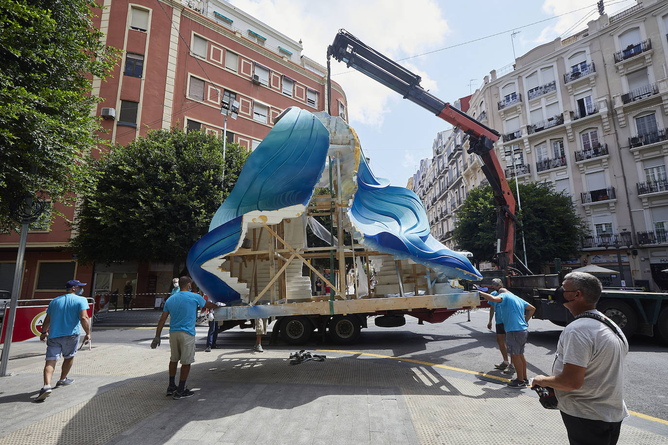 Los ninots empiezan a salir de Feria Valencia y de los talleres de los artistas para llenar de color la ciudad de Valencia en pleno verano