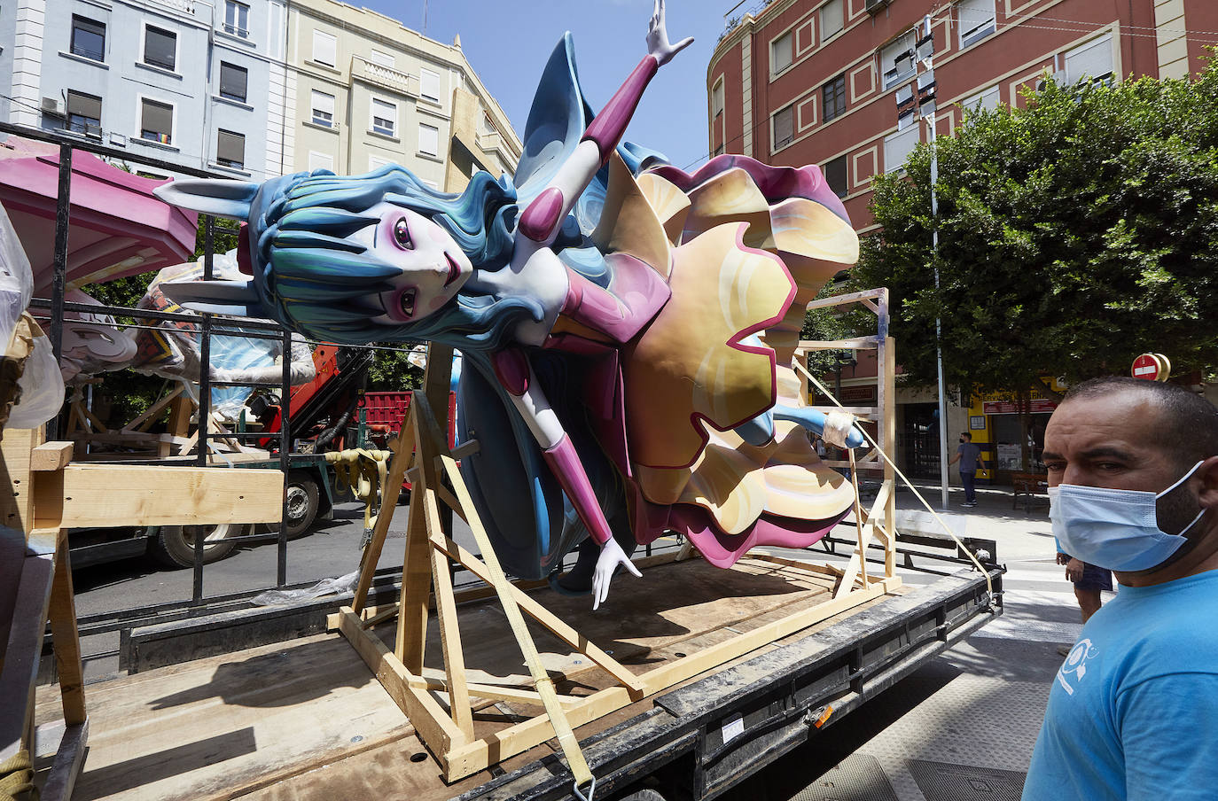 Los ninots empiezan a salir de Feria Valencia y de los talleres de los artistas para llenar de color la ciudad de Valencia en pleno verano