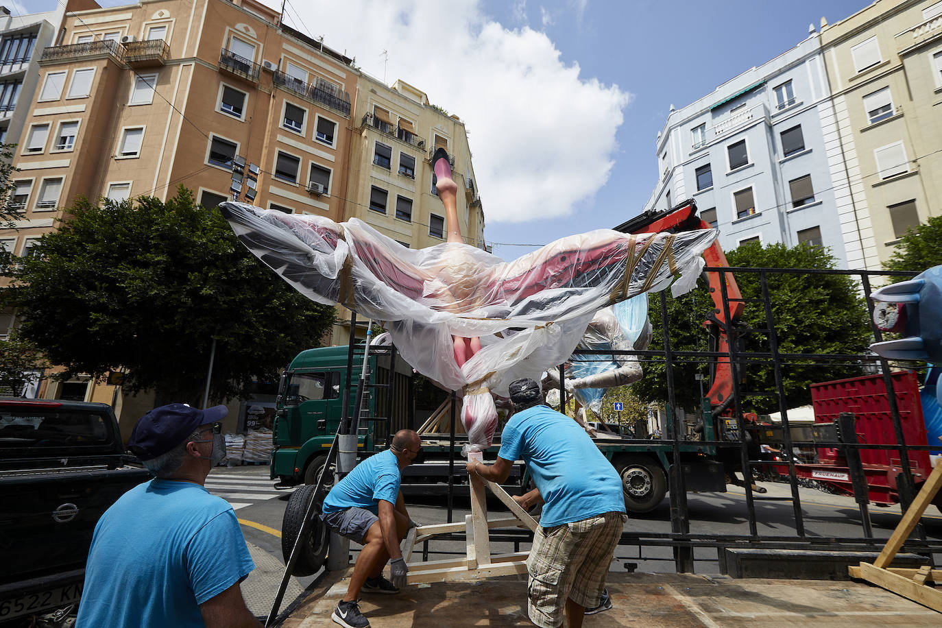 Los ninots empiezan a salir de Feria Valencia y de los talleres de los artistas para llenar de color la ciudad de Valencia en pleno verano