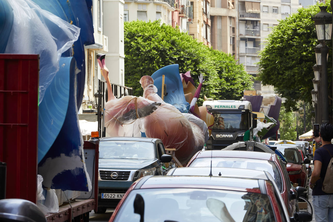 Los ninots empiezan a salir de Feria Valencia y de los talleres de los artistas para llenar de color la ciudad de Valencia en pleno verano