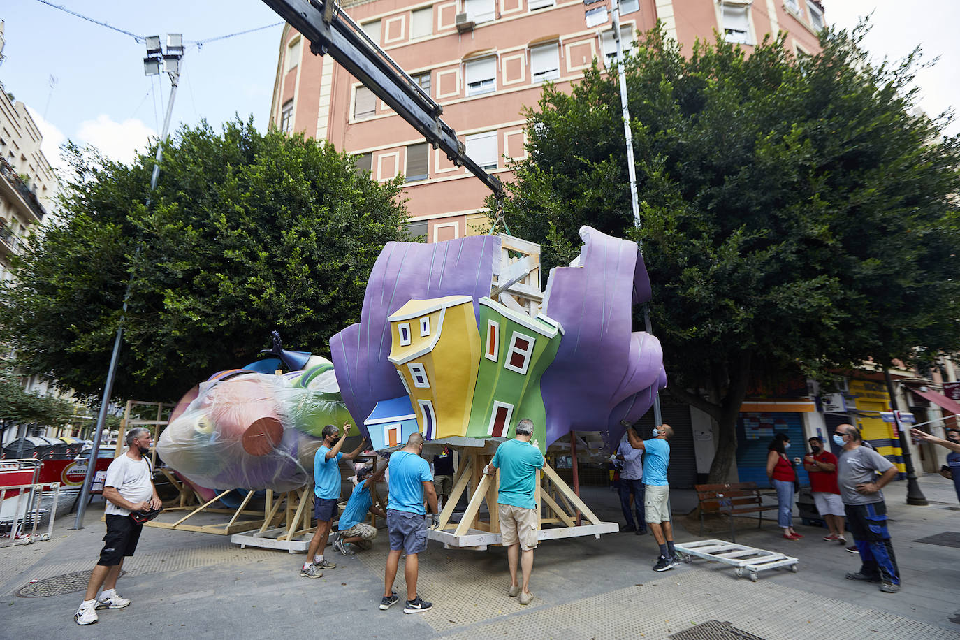 Los ninots empiezan a salir de Feria Valencia y de los talleres de los artistas para llenar de color la ciudad de Valencia en pleno verano