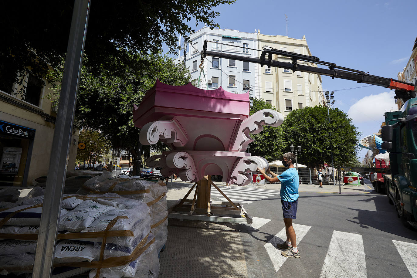 Los ninots empiezan a salir de Feria Valencia y de los talleres de los artistas para llenar de color la ciudad de Valencia en pleno verano