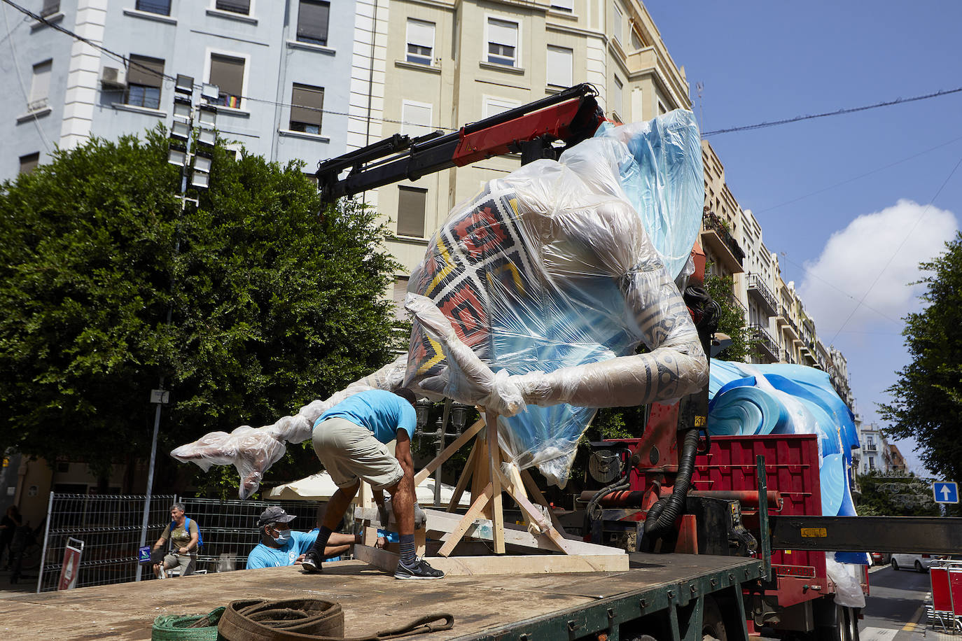 Los ninots empiezan a salir de Feria Valencia y de los talleres de los artistas para llenar de color la ciudad de Valencia en pleno verano