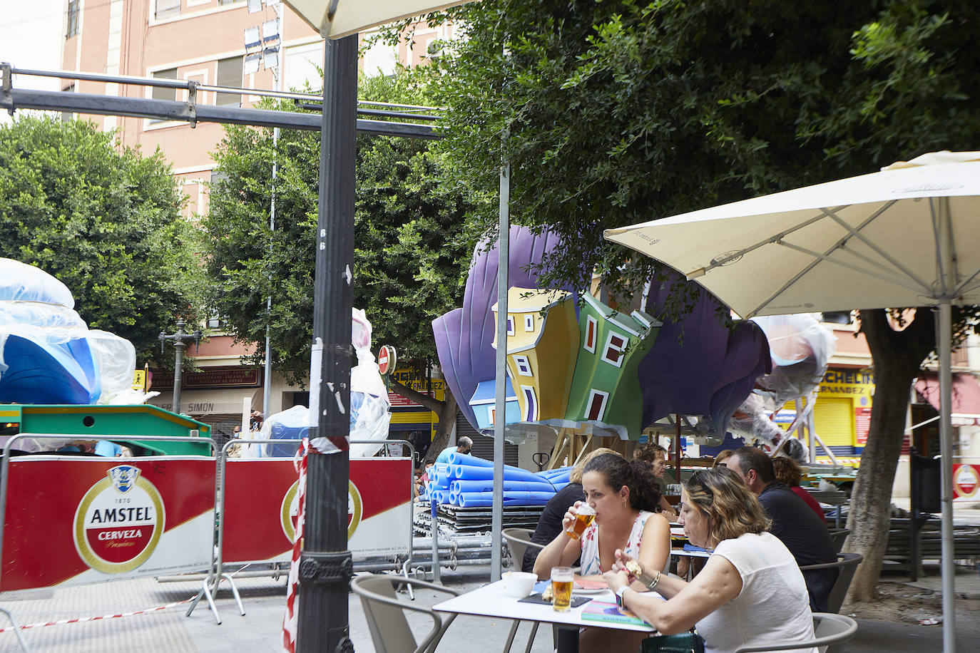 Los ninots empiezan a salir de Feria Valencia y de los talleres de los artistas para llenar de color la ciudad de Valencia en pleno verano