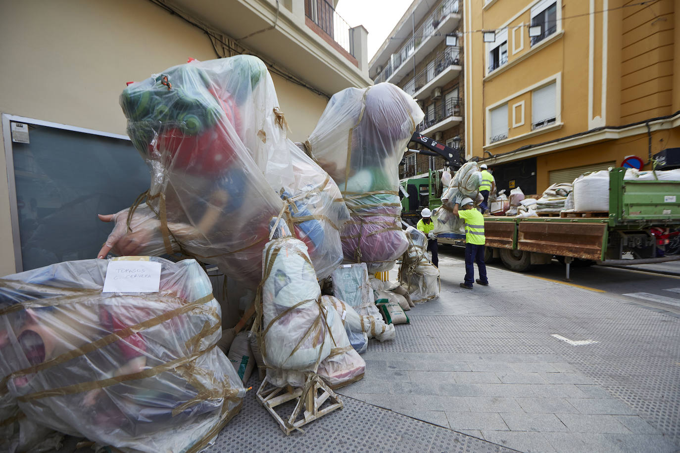 Los ninots empiezan a salir de Feria Valencia y de los talleres de los artistas para llenar de color la ciudad de Valencia en pleno verano