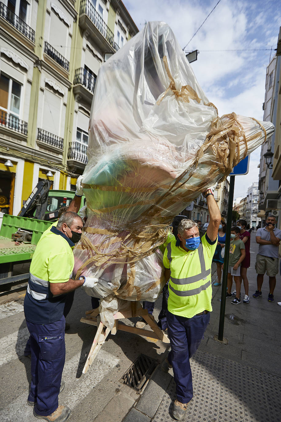 Los ninots empiezan a salir de Feria Valencia y de los talleres de los artistas para llenar de color la ciudad de Valencia en pleno verano