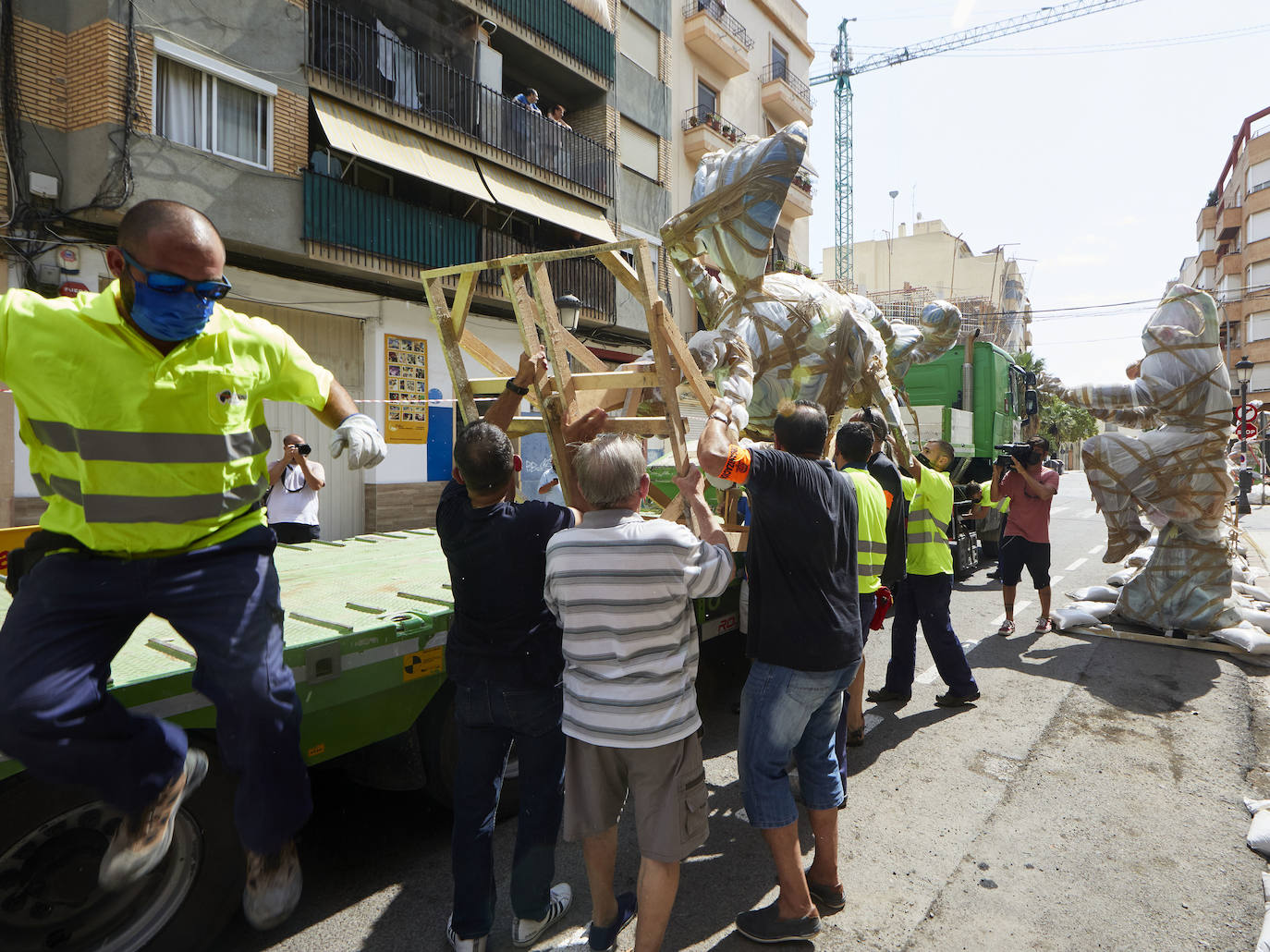 Los ninots empiezan a salir de Feria Valencia y de los talleres de los artistas para llenar de color la ciudad de Valencia en pleno verano