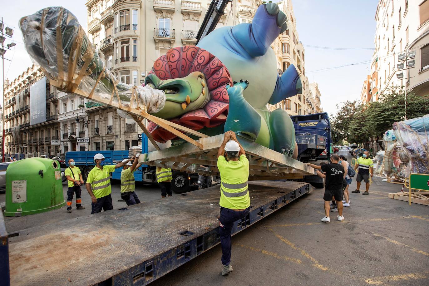 Los ninots empiezan a salir de Feria Valencia y de los talleres de los artistas para llenar de color la ciudad de Valencia en pleno verano